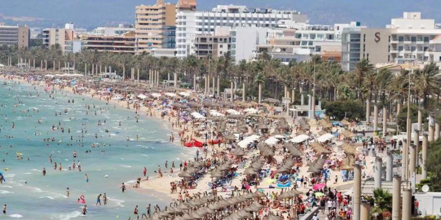 Touristen sonnen sich am «Ballermann»-Strand von El Arenal auf Mallorca, wo ein 18-jähriger Deutscher eine erst 14 Jahre alte Touristin aus Deutschland vergewaltigt haben soll. Foto: Clara Margais/dpa