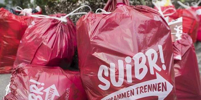 «Suibr» soll es sein: Abfallgebühren decken landesweit nur 72 Prozent der Kosten. Im Bild: Gebührensäcke der Gemeinde Stans NW, beschriftet im lokalen Dialekt. (Archivbild) «Suibr» soll es sein: Abfallgebühren decken landesweit nur 72 Prozent der Kosten. Im Bild: Gebührensäcke der Gemeinde Stans NW, beschriftet im lokalen Dialekt. (Archivbild)