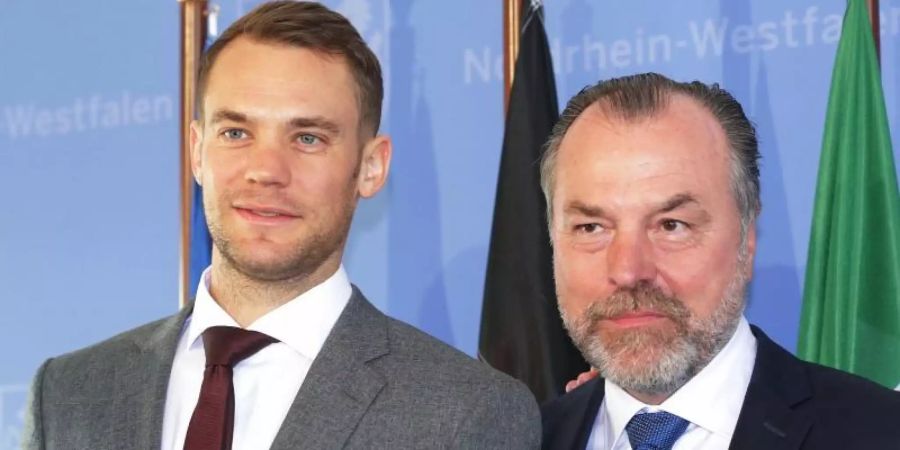 Bayern-Torwart Manuel Neuer (l) und Clemens Tönnies in der Düsseldorfer Staatskanzlei. Foto: David Young/dpa