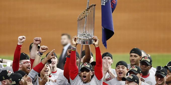 Juan Soto stemmt in Houston die Trophäe in die Höhe. Washington Nationals