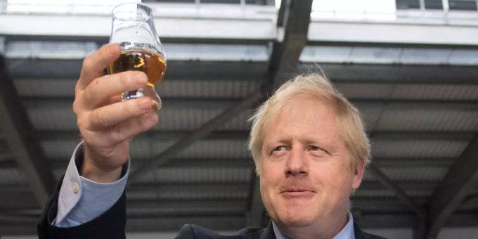 Grossbritannien - Boris Johnson verteilt «frühes Weihnachtsgeschenk»