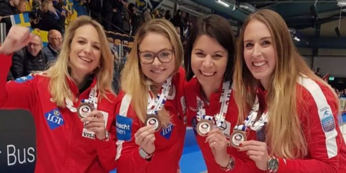 Die Schweizer Curlerinnen können sich über EM-Bronze freuen. bronze
