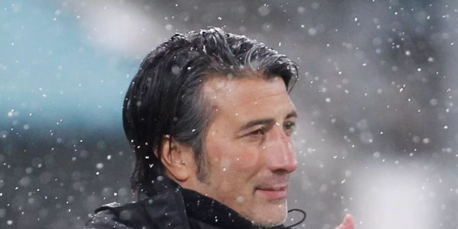 Steht im Regen da: Murat Yakin kassiert mit Schaffhausen die dritte Niederlage in Folge