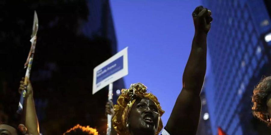 Frauen in Rio de Janeiro demonstrieren am Internationalen Frauentag im März für mehr Gleichberechtigung. Foto: Silvia Izquierdo/AP/dpa