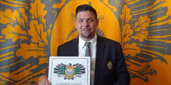 Ein Mann, eine Auszeichnung: Tim Mälzer ist jetzt Ehren-Schleusenwärter. Foto: Magdalena Tröndle/dpa Ein Mann, eine Auszeichnung: Tim Mälzer ist jetzt Ehren-Schleusenwärter. Foto: Magdalena Tröndle/dpa