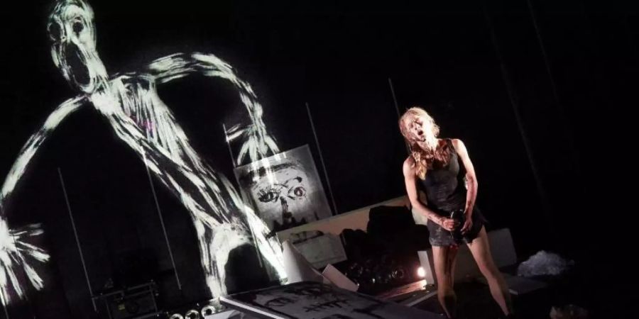 Schauspielern Lea Ruckpaul in einer Szene des Stückes «Bungalow» in Düsseldorf. Foto: Thomas Rabsch