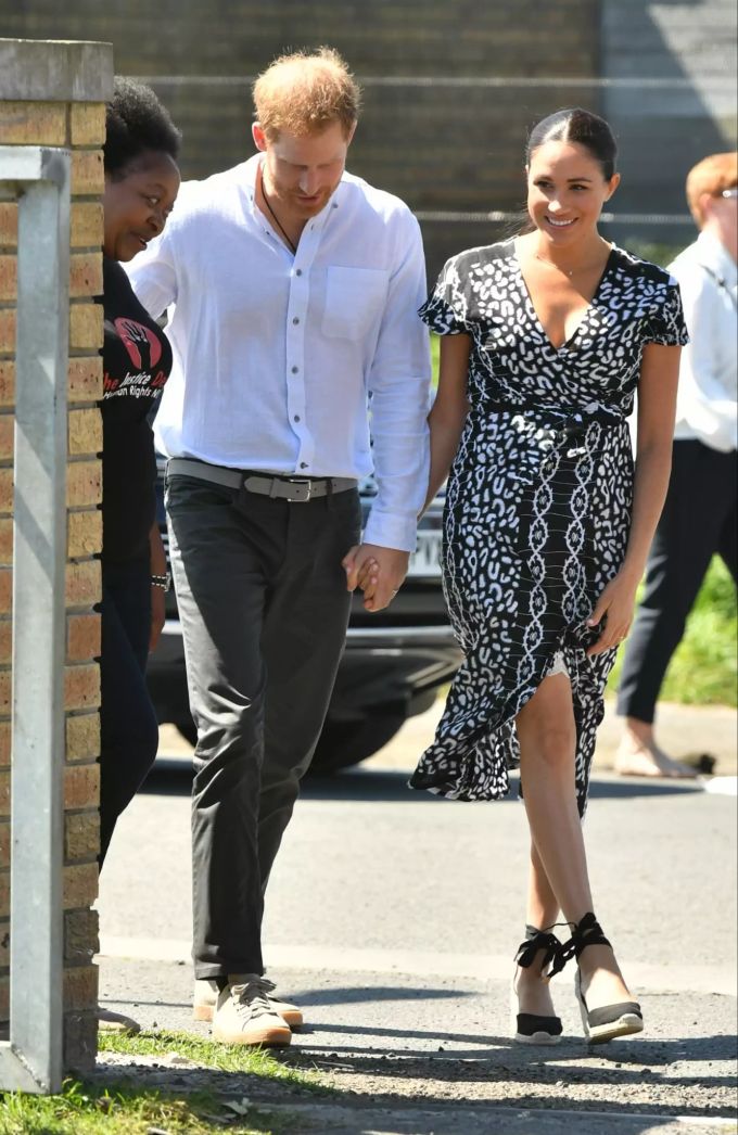 Meghan begeisterte am ersten Tag in einem Kleid der nachhaltigen Marke «Mayamiko». Dazu trug sie Wedges, die sie bereits an früheren Anlässen trug. meghan afrika