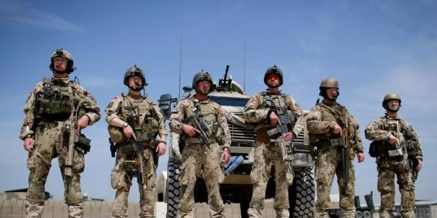 Soldaten der Bundeswehr im Feldlager von Kundus. Foto: Kay Nietfeld/Arcjhiv