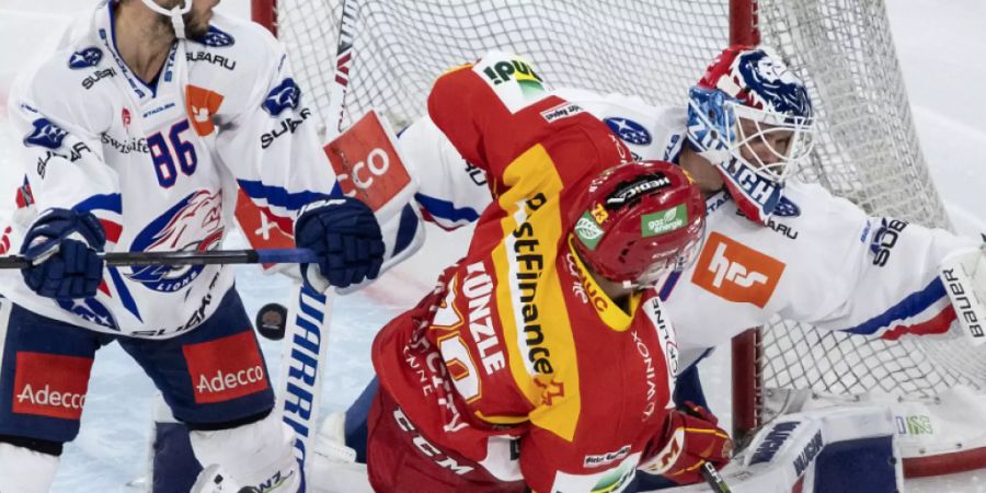 Hart gearbeitet und belohnt: Biels Torschütze Mike Künzle macht Druck auf das Tor der ZSC Lions mit Dario Trutmann und Goalie Lukas Flüeler