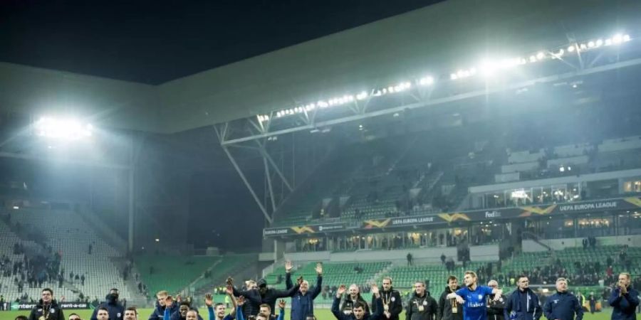 Die Spieler von KAA Gent feiern mit den Fans den Einzug in die Zwischenrunde. Foto: Jasper Jacobs/belga/dpa