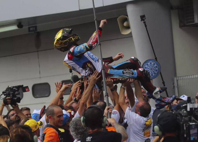 Hoch lebe der Weltmeister: In Sepang wurde Alex Márquez ausgiebig gefeiert. Alex Márquez