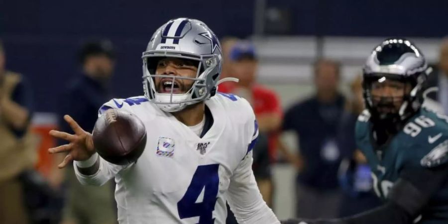 Feierte in der NFL einen wichtigen Sieg: Dak Prescott (l). Foto: Michael Ainsworth/AP/dpa
