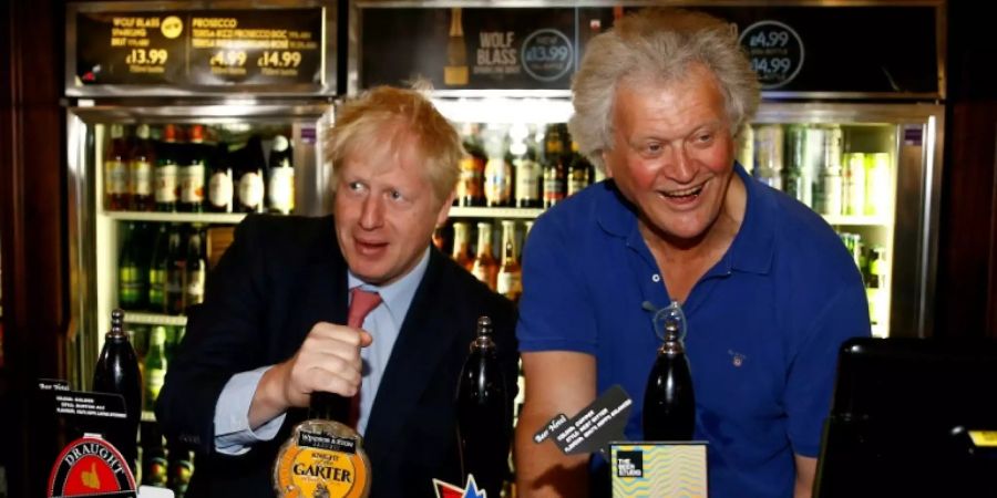 Wetherspoon-Chef Tim Martin und Premier Boris Johnson (links)