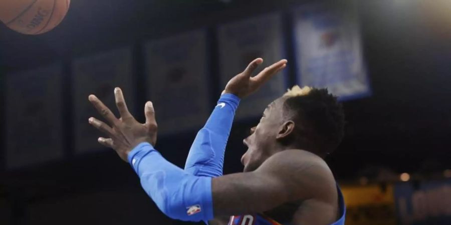 War mit 21 Zählern neben Shai Gilgeous-Alexander bester Werfer beim OKC-Sieg: Dennis Schröder. Foto: Sue Ogrocki/AP/dpa