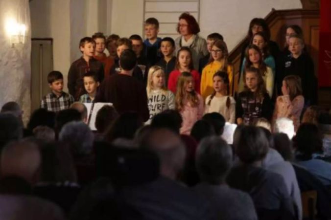 Bravo - Kinder und Lehrkräfte treten gemeinsam auf