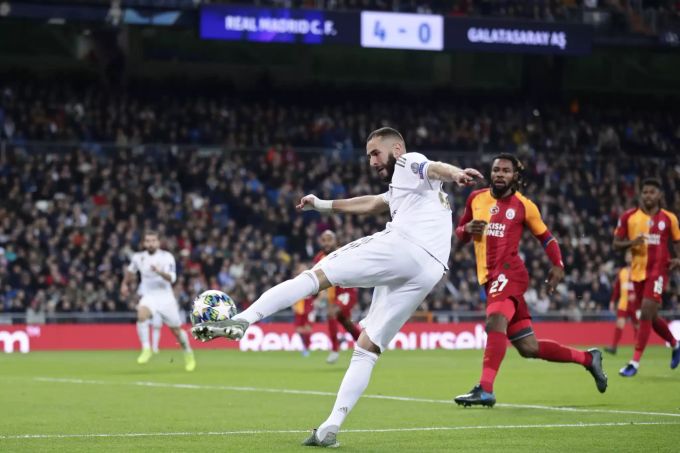 Karim Benzema (Real Madrid) schiesst auf das Tor von Galatasaray Istanbul. Karim Benzema Real Madrid