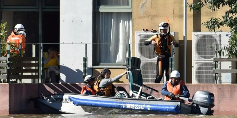 Einsatzkräfte retten Bewohner eines Seniorenheims