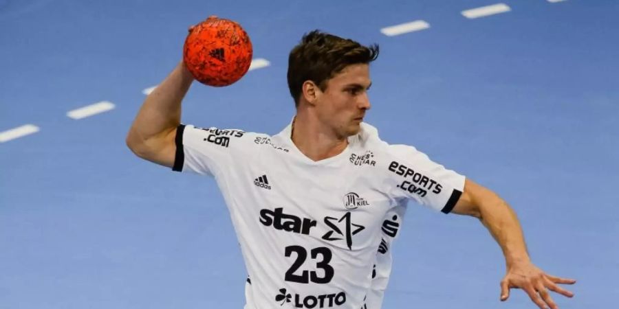 Kiels Rune Dahmke wirft den Ball auf das Tor. Foto: Frank Molter/dpa
