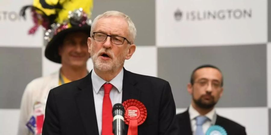 Jeremy Corbyn gibt in London eine Erklärung zu den Wahlergebnissen ab. Foto: Joe Giddens/PA Wire/dpa