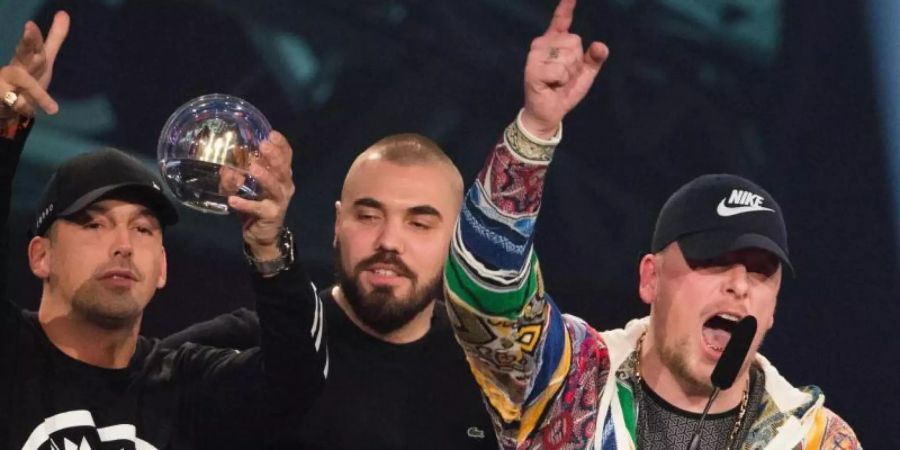 RAF Camora (r. neben Bonez MC) feiert mit seinem letzten Album einen Triumph. Foto: Rolf Vennenbernd/dpa