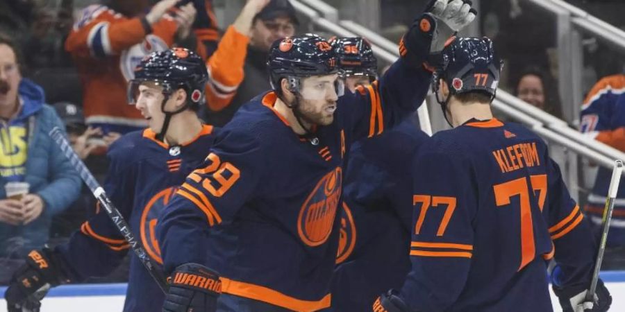 Leon Draisaitl (M) von den Edmonton Oilers feiert sein Tor mit Ryan Nugent-Hopkins (l) und Oscar Klefbom. Foto: Jason Franson/The Canadian Press/AP/dpa