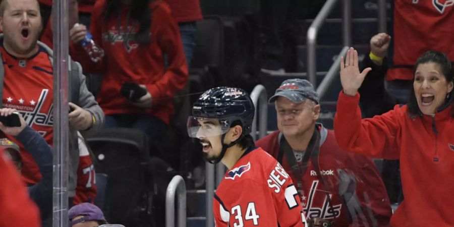 Die Fans der Washington Capitals freuen sich mit Jonas Siegenthaler über dessen Torpremiere in der NHL