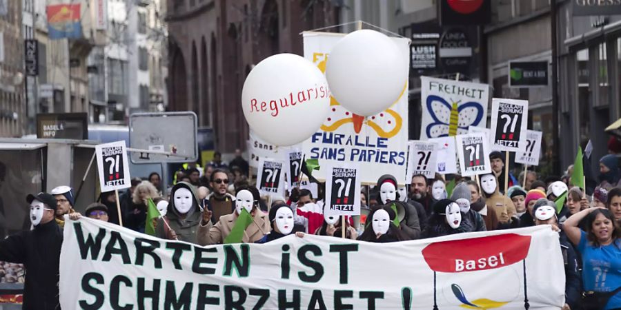 Rund hundert Demonstranten, darunter einige direkt Betroffene forderten am Donnerstag in Basel die Regularisierung des Aufenthaltsstatus von Sans-Papiers.