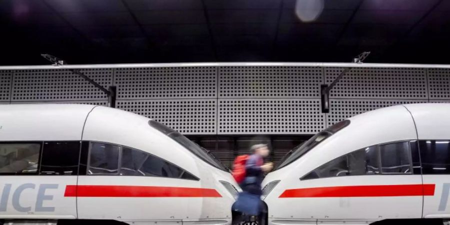 Die im Schnitt kaum gestiegenen Preise für Ferntickets der Bahn sollen ab Januar billiger werden. Foto: Christoph Soeder/dpa
