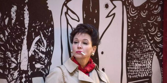 Renee Zellweger spielt die Show-Ikone Judy Garland, die durch das Filmmusical «Der Zauberer von Oz» berühmt geworden ist. Foto: dpa Renee Zellweger spielt die Show-Ikone Judy Garland, die durch das Filmmusical «Der Zauberer von Oz» berühmt geworden ist. Foto: dpa