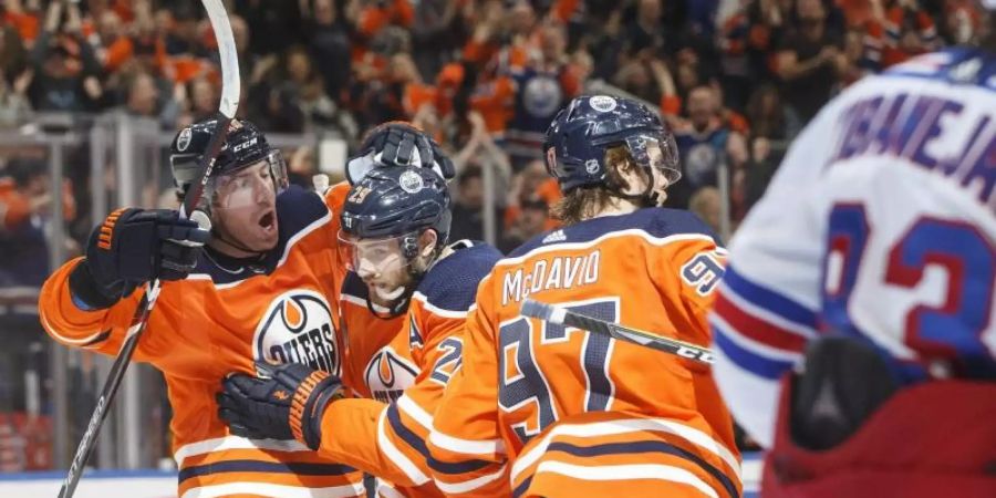 Heimsieg und Allstar-Nominierung: Leon Draisaitl (2.v.l.) konnte gleich doppelt jubeln. Foto: Jason Franson/The Canadian Press/AP/dpa