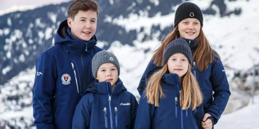 Prinz Vincent (vorne,l-r), Prinzessin Josephine, Prinz Christian (hinten,l-r), Prinz Vincent und Prinzessin Isabella im Ferienort Verbier. Foto: Valentin Flauraud/KEYSTONE/dpa