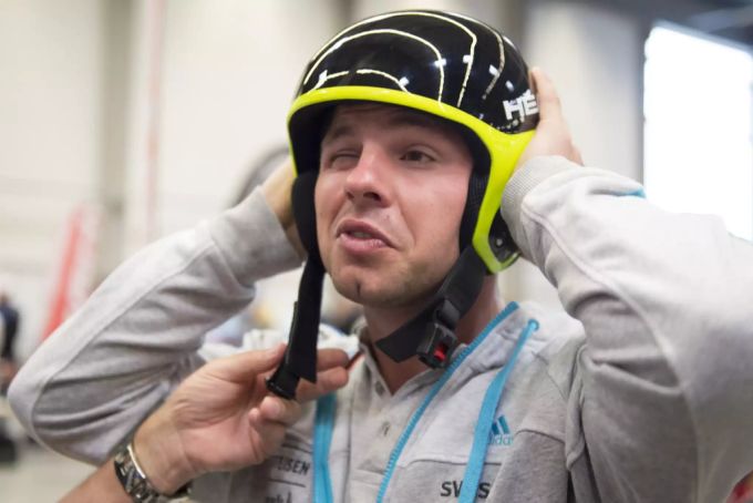 Skirennfahrer Beat Feuz probiert am 10. Mai 2014 einen Helm aus. Die BFU empfiehlt Helme mit der sogenannten «MIPS»-Technologie. Ski Unfälle Helm