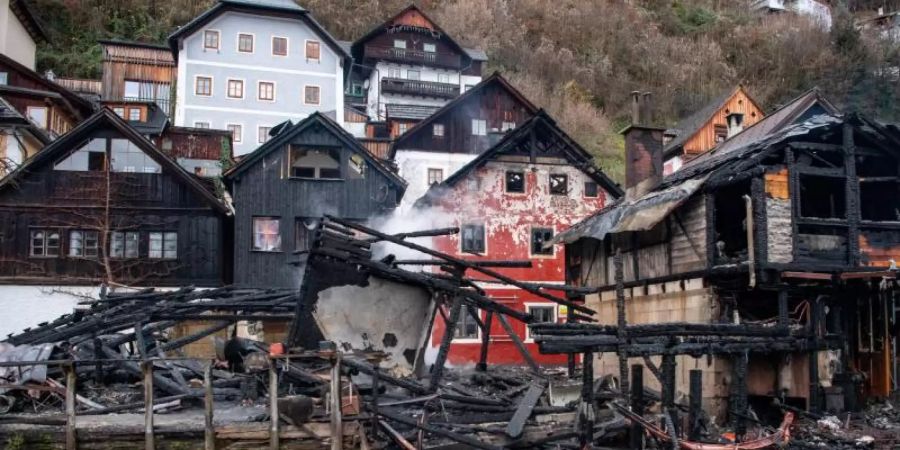 Blick auf die Überreste eines der verbrannten Gebäude in Hallstatt. Foto: Fotokerschi.At/APA/dpa