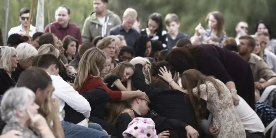 Angehörige und Freunde nehmen an der Beerdigung der getöteten Mormonenfamilienmitglieder in Mexiko teil. Foto: Christian Chavez/AP/dpa