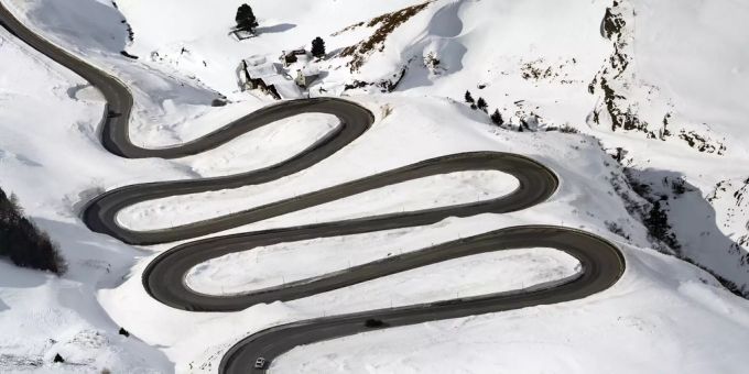 Die Passstrasse am Julierpass. Passstrasse Julierpass