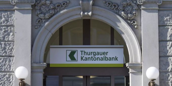 Das Logo der Thurgauer Kantonalbank über dem Eingang der Filiale in Bischofszell. Thurgauer Kantonalbank