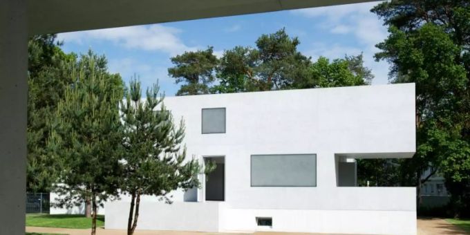 Das Meisterhaus von Walter Gropius (1883-1969) in der Meisterhaussiedlung in Dessau-Rosslau. Foto: Peter Endig/dpa-Zentralbild/dpa Das Meisterhaus von Walter Gropius (1883-1969) in der Meisterhaussiedlung in Dessau-Rosslau. Foto: Peter Endig/dpa-Zentralbild/dpa
