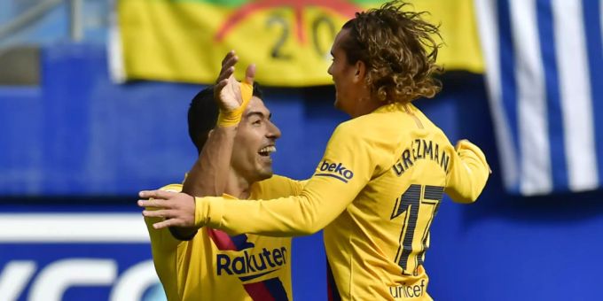 Luis Suarez (links) freut sich mit Antoine Griezmann FC Barcelona