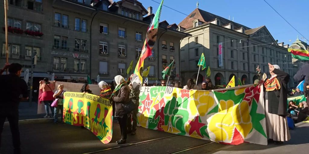 Tausende an Kundgebung für Rojava in Bern