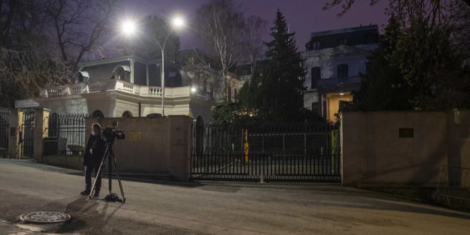 Die Strasse vor der russischen Botschaft in Prag wurde im Ukraine-Krieg den «ukrainischen Helden» gewidmet. Ukraine Krieg