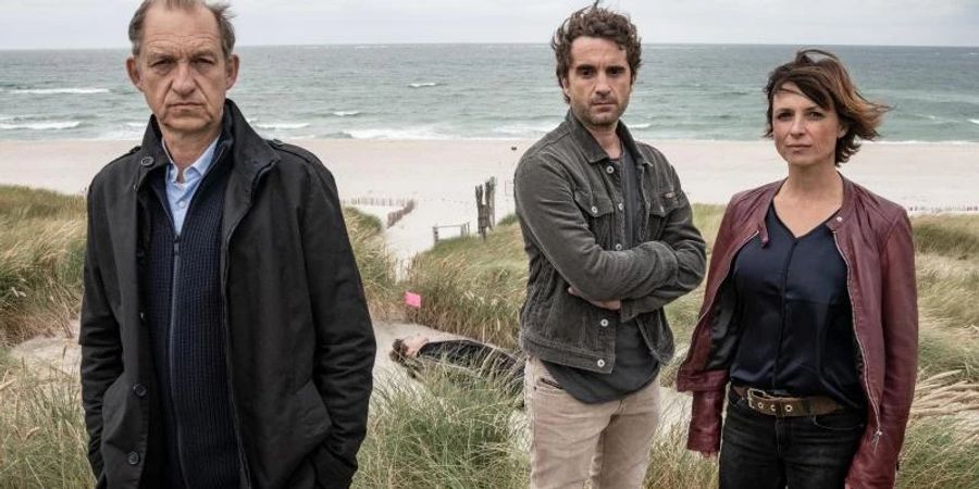 Sylt ist ihr Revier: Sievers (Peter Heinrich Brix, l), Hinnerk Feldmann (Oliver Wnuk) und Ina Behrendsen (Julia Brendler). Foto: Georges Pauly/ZDF/dpa