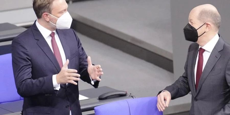 Finanzminister Christian Lindner (FDP, l) und Bundeskanzler Olaf Scholz (SPD) im Bundestag. Foto: Kay Nietfeld/dpa