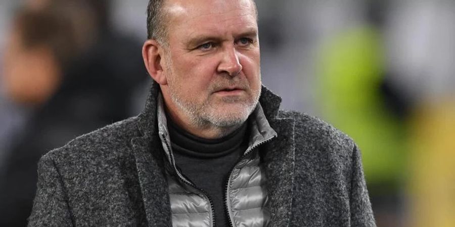 Stärkt Wolfsburg-Coach Florian Kohfeldt den Rücken: Jörg Schmadtke. Foto: Swen Pförtner/dpa
