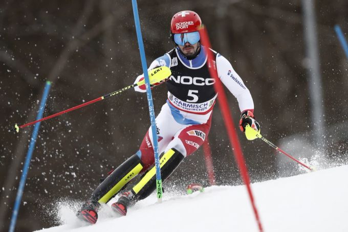 Loïc Meillard fährt beim Slalom in Garmisch-Partenkirchen auf das Podest. meillard