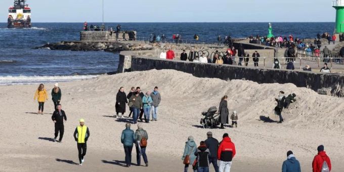 Spaziergänger geniessen am Ostseestrand in Warnemünde das sonnige Wetter. Foto: Bernd Wüstneck/dpa-Zentralbild/dpa Spaziergänger geniessen am Ostseestrand in Warnemünde das sonnige Wetter. Foto: Bernd Wüstneck/dpa-Zentralbild/dpa