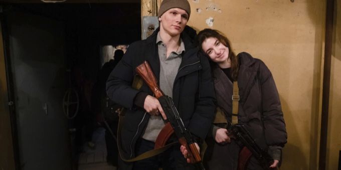 Yaryna und Sviatoslav ein Tag nach ihrer Hochzeit. Ukraine Konflikt