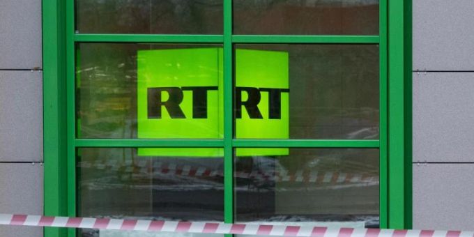 Anzeigen und Werbeinhalte von RT wurden bei Facebook gestoppt. Foto: Pavel Golovkin/AP/dpa rt