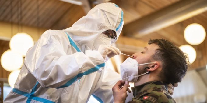 Ein Armeemitglied wird bei der Kaserne Moudon VD auf das Coronavirus getestet. Coronavirus