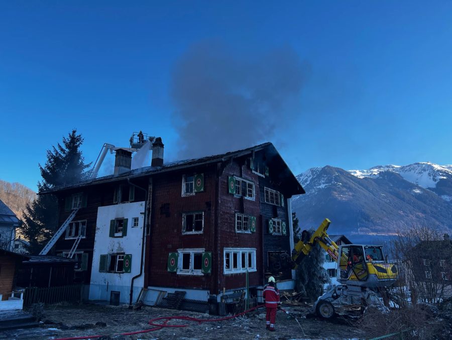 Noch am Morgen steigen Rauchschwaden über dem Wohnhaus auf.