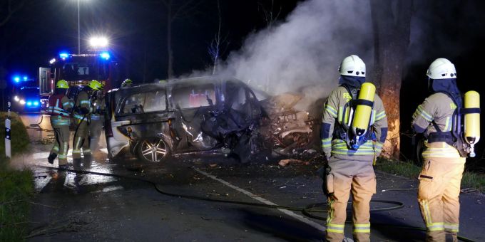 Laut Polizei waren drei junge Männer in einem Lieferwagen in einer Kurve von der Strasse abgekommen und gegen einen Baum geprallt. Laut Polizei waren drei junge Männer in einem Lieferwagen in einer Kurve von der Strasse abgekommen und gegen einen Baum geprallt.